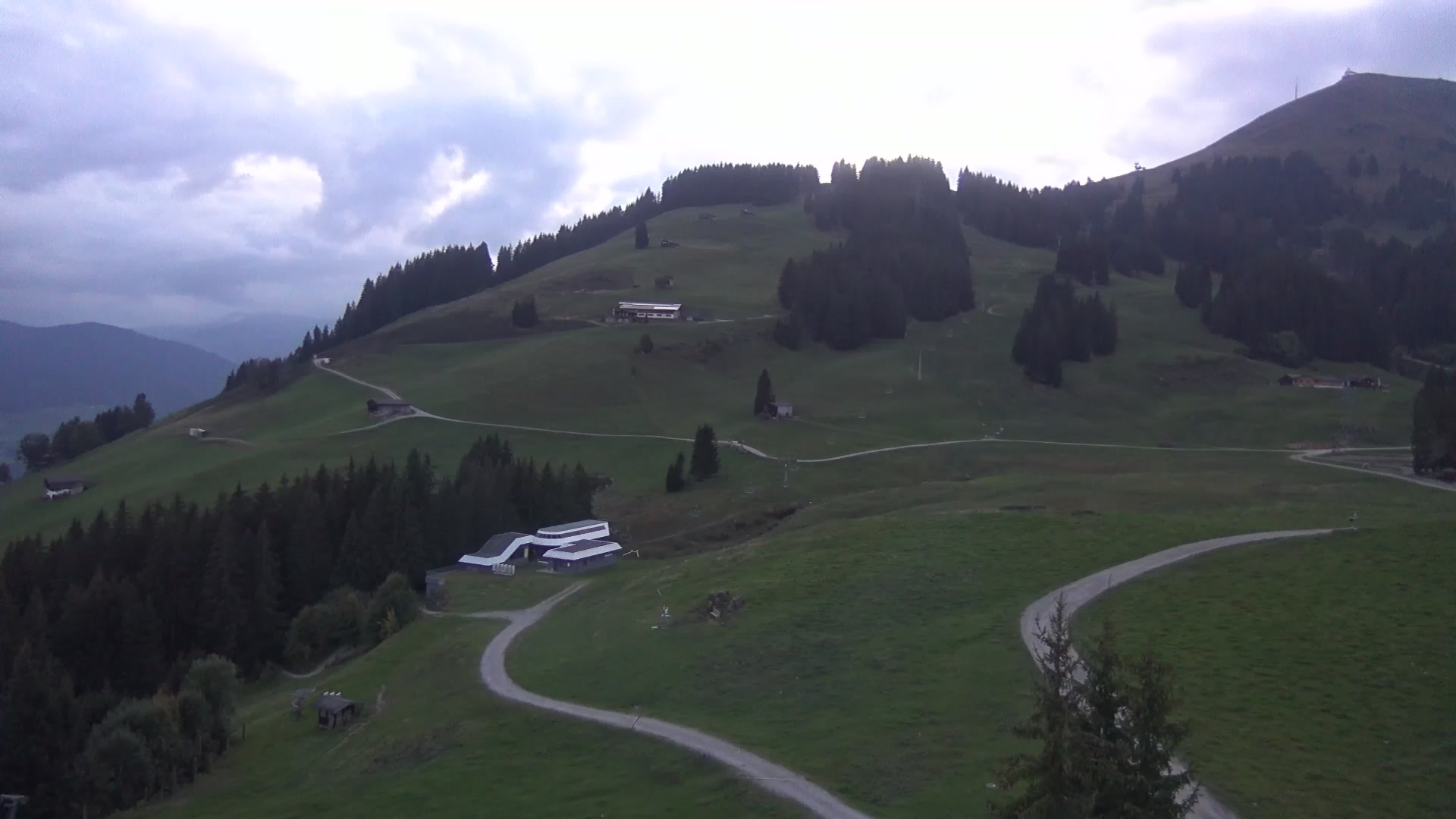 Brixen im Thale (SkiWelt) Upper Station Gondelbahn snow cam captured at 4 October 2026 at 6:58 pm GMT+2