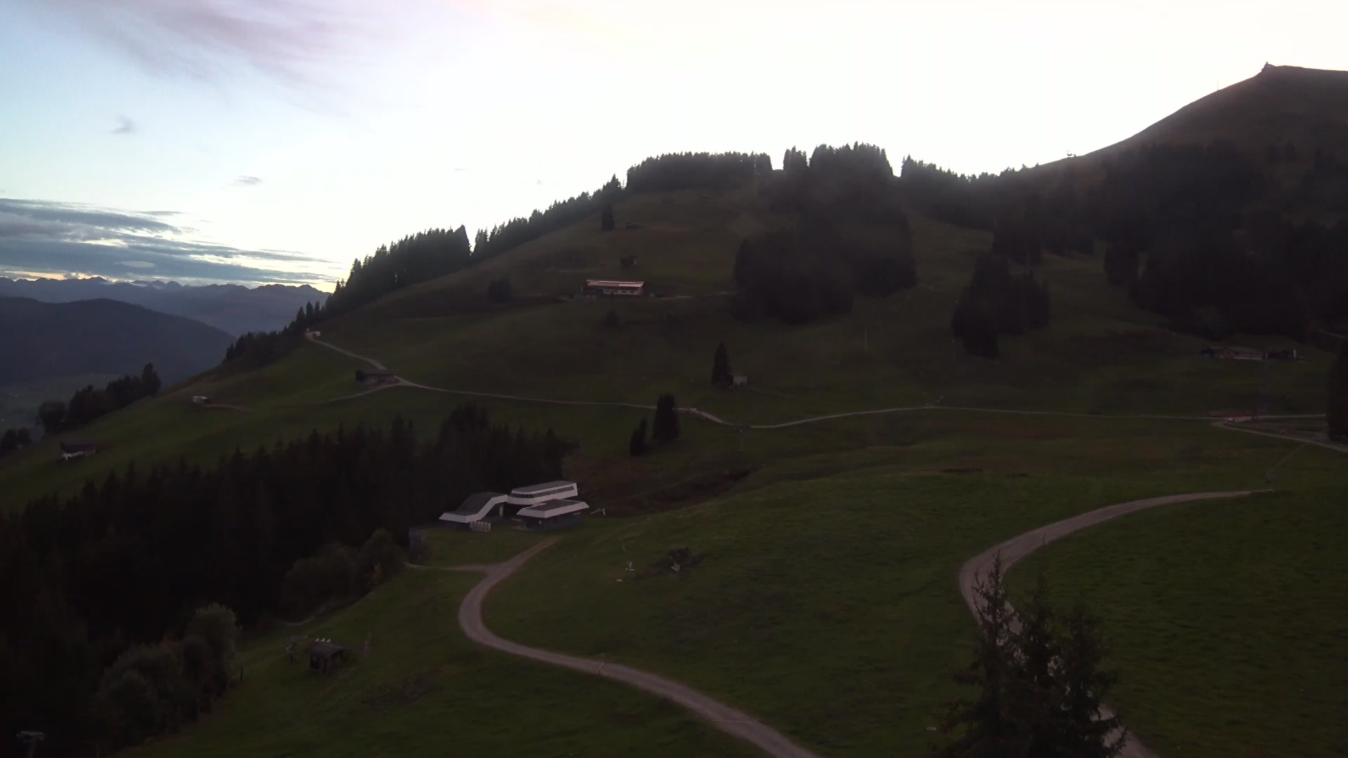 Brixen im Thale (SkiWelt) Upper Station Gondelbahn snow cam captured at 5 October 2026 at 7:04 pm GMT+2
