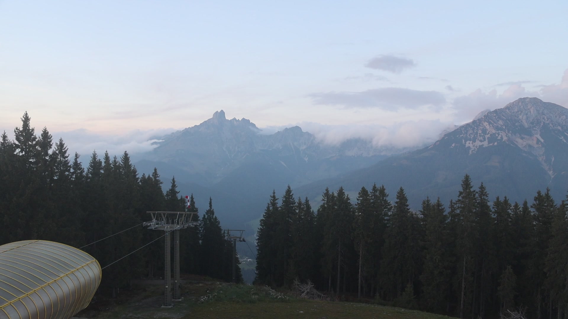 Filzmoos Papageno-Gondelbahn Berg snow cam captured at 4 October 2026 at 7:04 pm GMT+2