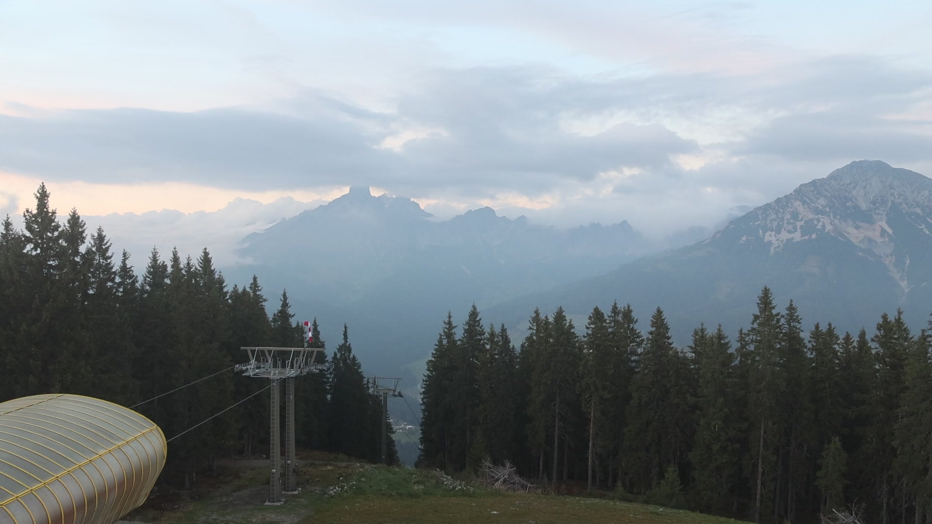 Filzmoos Papageno-Gondelbahn Berg snow cam captured at 5 October 2026 at 6:56 pm GMT+2