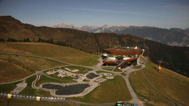 Fügen (Hochzillertal) Onkeljoch snow cam captured at 28 September 2026 at 11:46 pm GMT+2