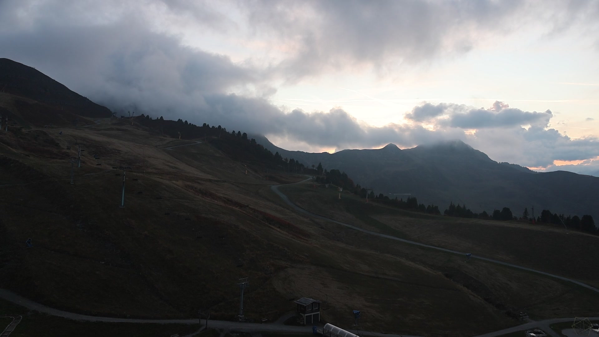 Fügen (Hochzillertal) Onkeljoch snow cam captured at 4 October 2026 at 7:04 pm GMT+2