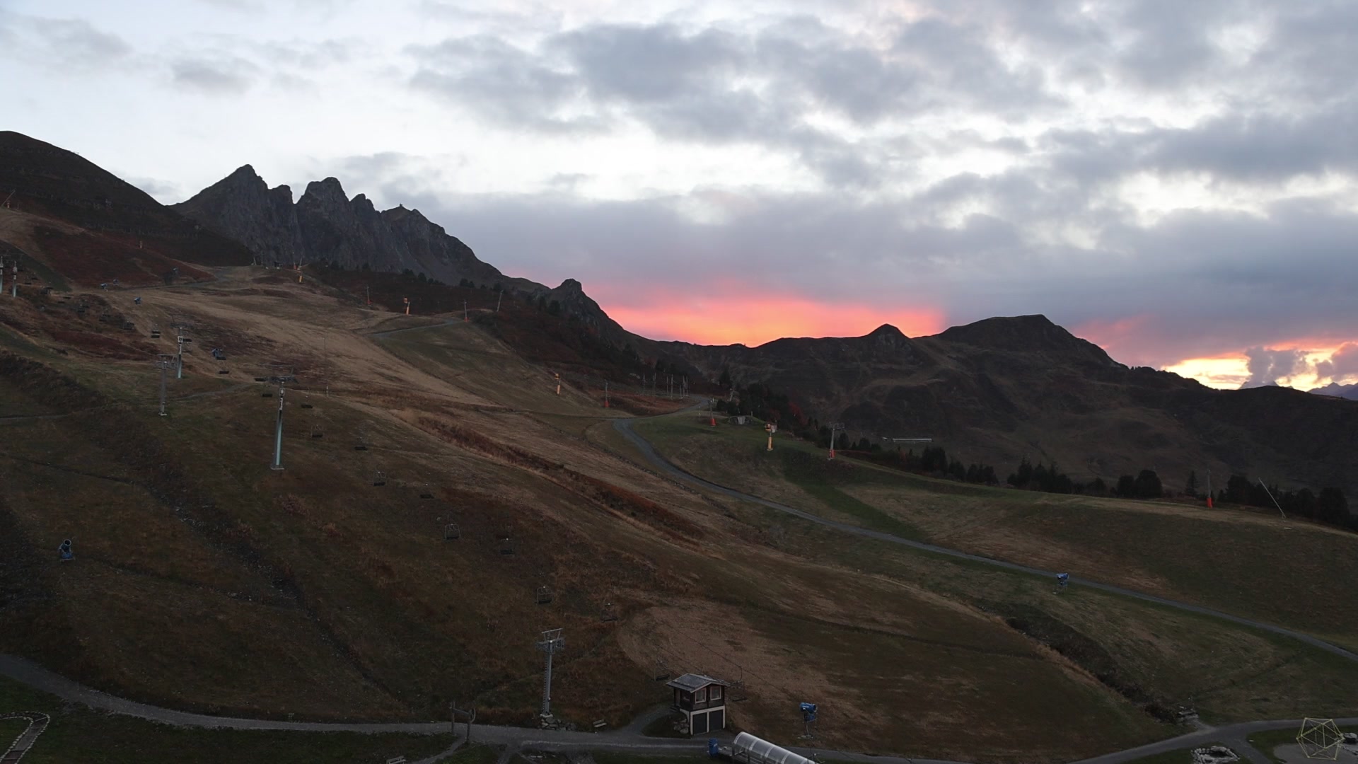 Fügen (Hochzillertal) Onkeljoch snow cam captured at 5 October 2026 at 6:56 pm GMT+2