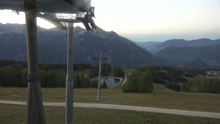Hinterstoder Upper Station Hirschkogelbahn snow cam captured at 28 September 2026 at 6:59 pm GMT+2
