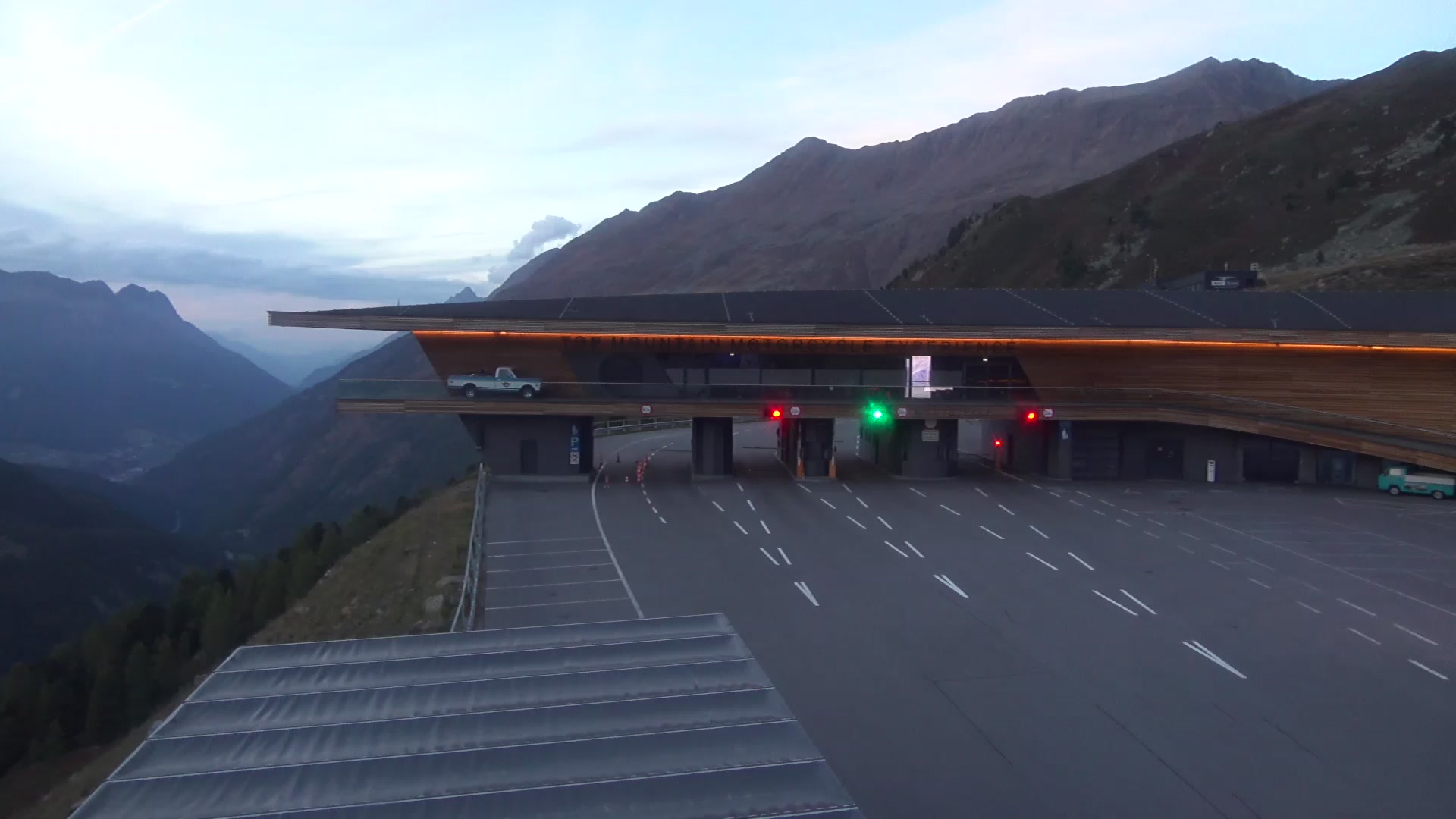 Hochgurgl (Ötztal) Top Mountain Crosspoint snow cam captured at 3 October 2026 at 7:03 pm GMT+2