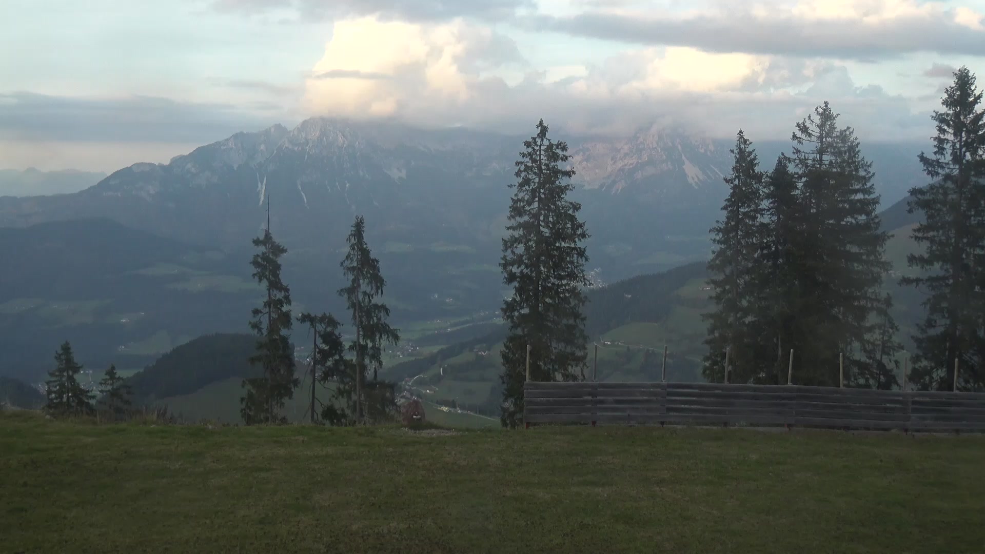 Hopfgarten im Brixental (SkiWelt) Kleine Salve - Salvistabahn snow cam captured at 4 October 2026 at 6:34 pm GMT+2