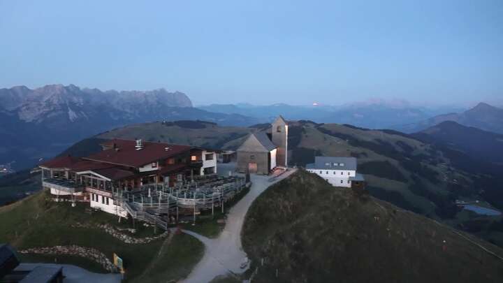 Hopfgarten im Brixental (SkiWelt) Gipfel Hohe Salve - Söll snow cam captured at 28 September 2026 at 7:32 pm GMT+2