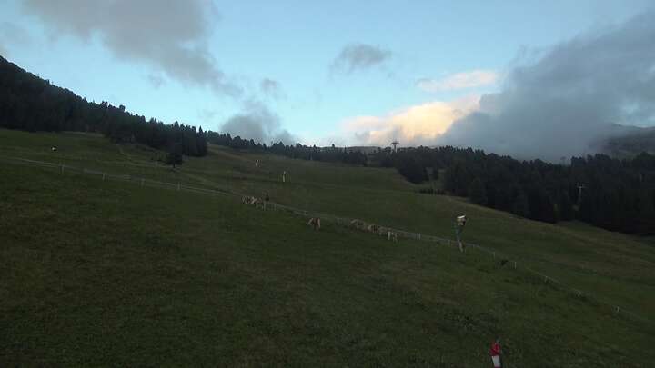 Jerzens (Hochzeiger) Panoramabahn Tal snow cam captured at 18 September 2026 at 7:09 pm GMT+2
