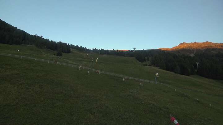 Jerzens (Hochzeiger) Panoramabahn Tal snow cam captured at 22 September 2026 at 7:20 pm GMT+2