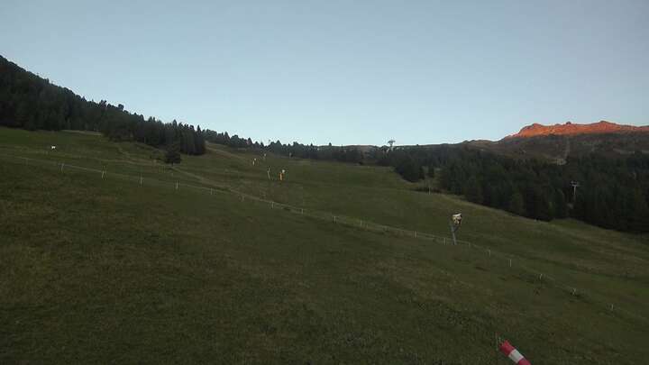 Jerzens (Hochzeiger) Panoramabahn Tal snow cam captured at 25 September 2026 at 7:19 pm GMT+2