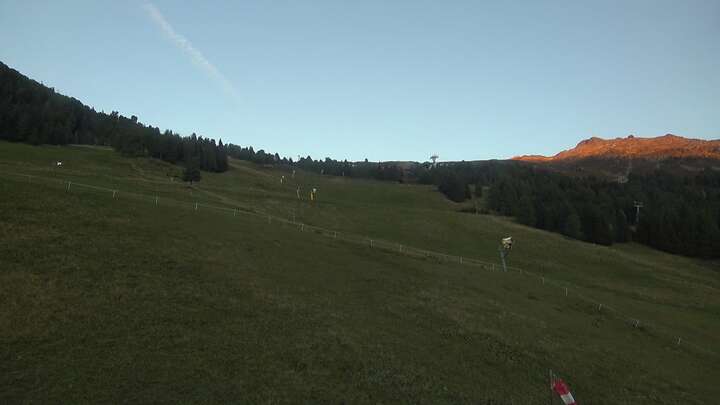 Jerzens (Hochzeiger) Panoramabahn Tal snow cam captured at 26 September 2026 at 7:18 pm GMT+2