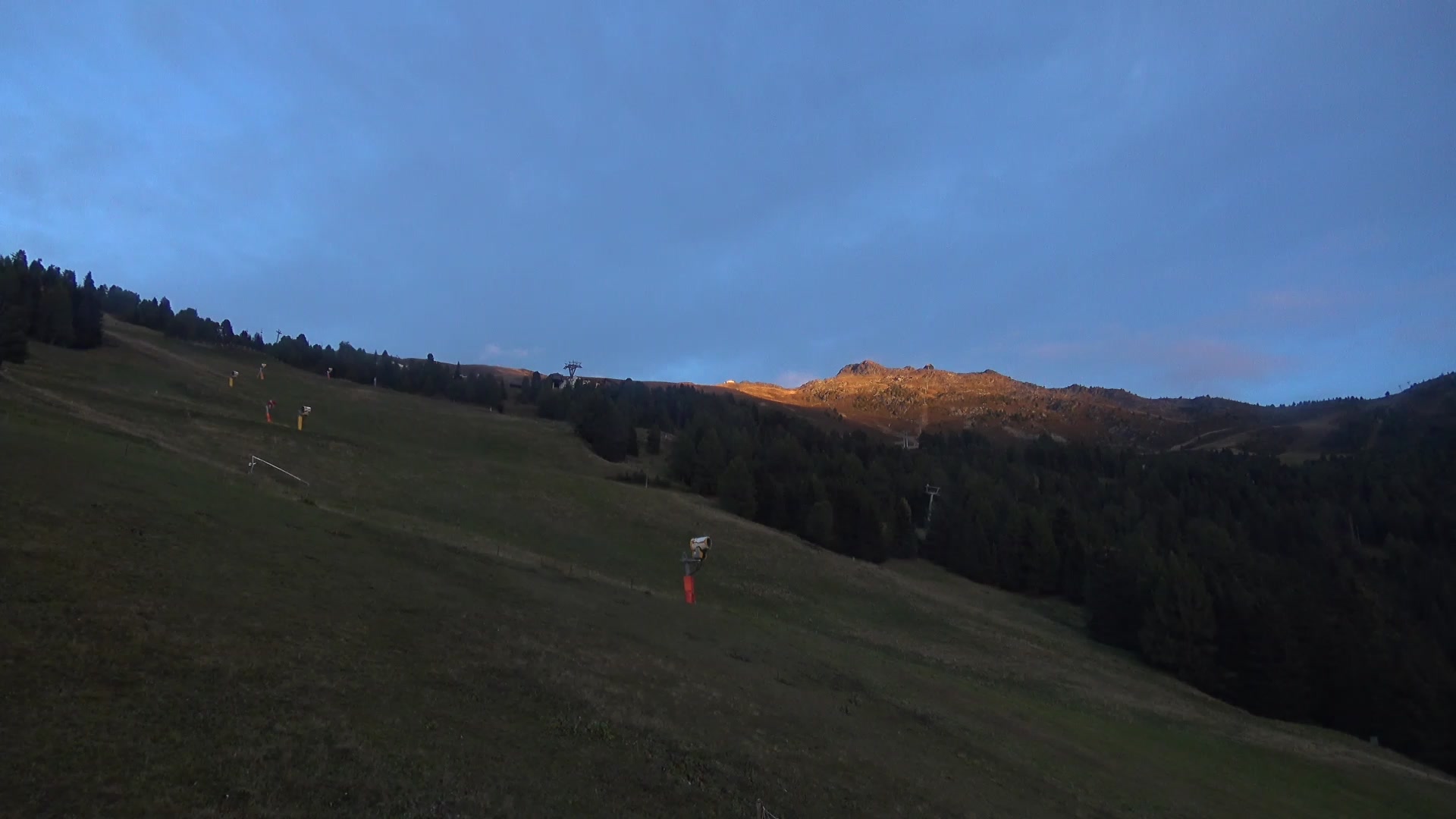Jerzens (Hochzeiger) Panoramabahn Tal snow cam captured at 5 October 2026 at 6:44 pm GMT+2