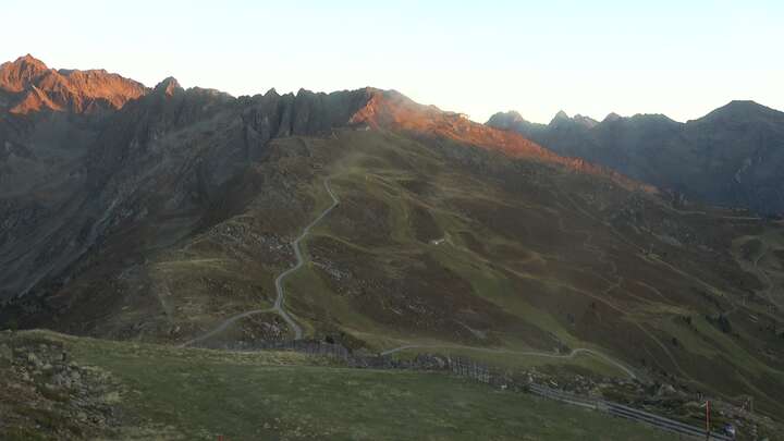 Jerzens (Hochzeiger) Sechszeiger snow cam captured at 25 September 2026 at 7:19 pm GMT+2