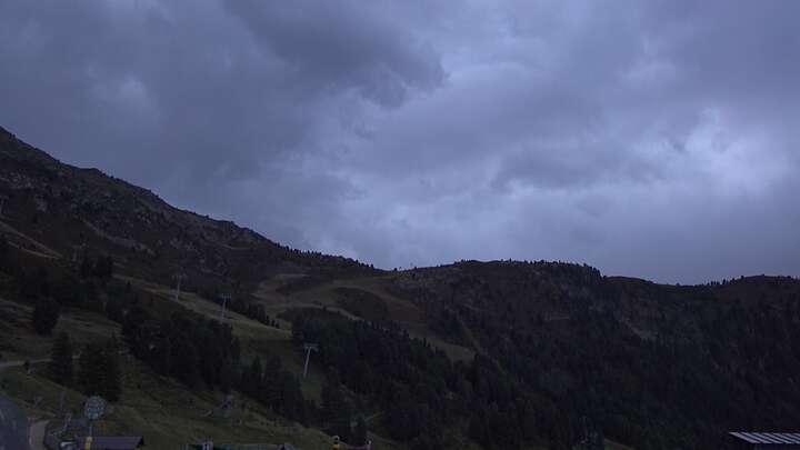 Jerzens (Hochzeiger) Hochzeiger Mid Station snow cam captured at 24 September 2026 at 7:19 pm GMT+2