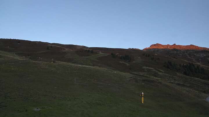 Jerzens (Hochzeiger) Hochzeiger Mid Station snow cam captured at 25 September 2026 at 7:19 pm GMT+2