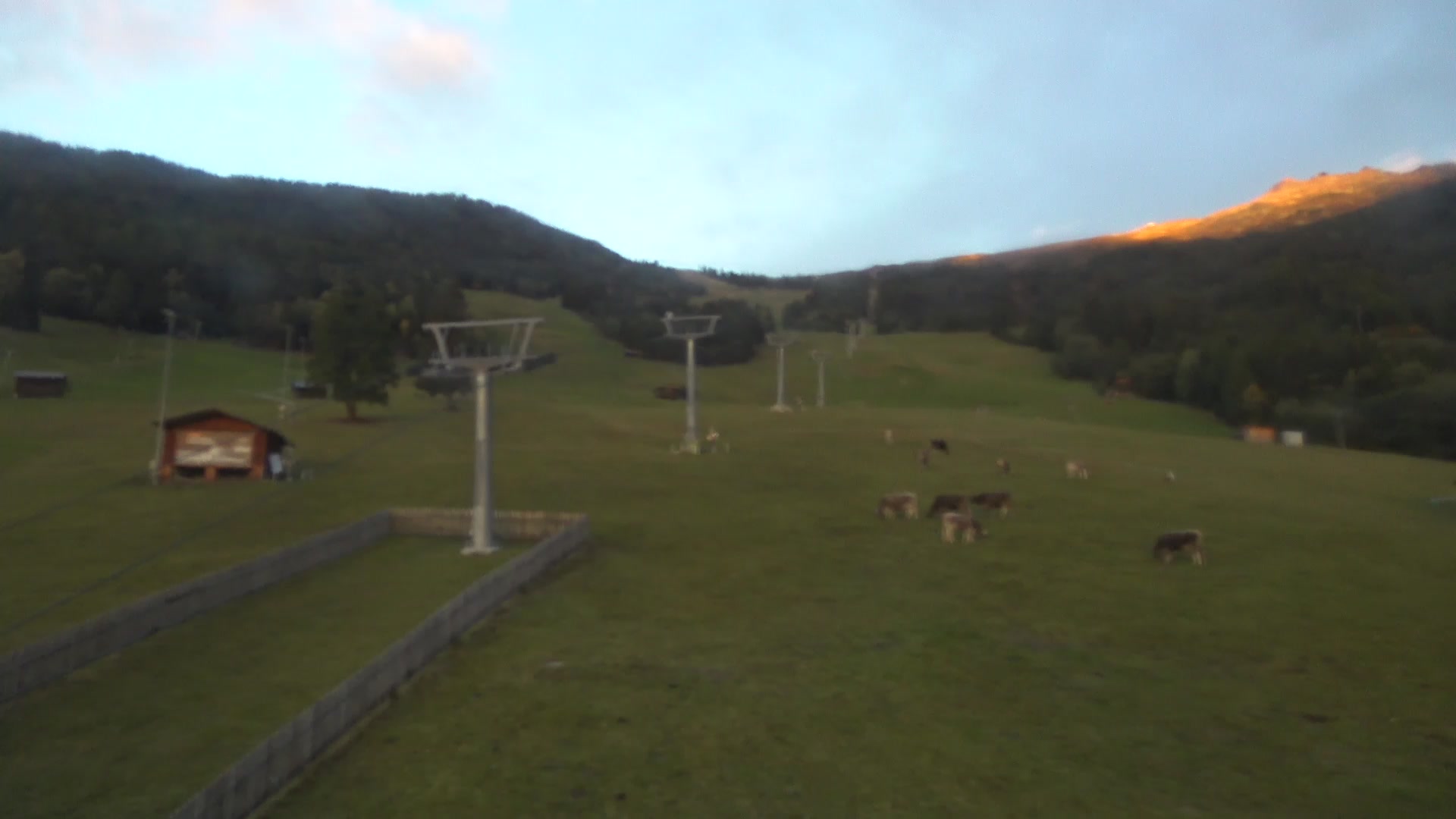 Jerzens (Hochzeiger) Hochzeiger Base Station snow cam captured at 5 October 2026 at 6:44 pm GMT+2