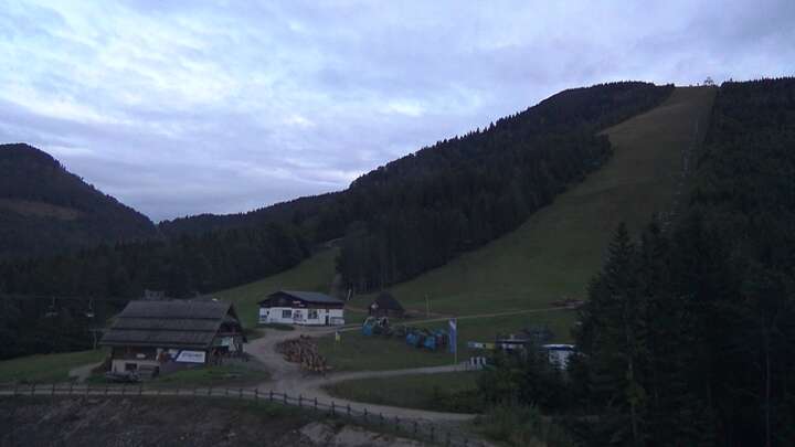 Lackenhof am Ötscher (Ötscherlifte) Eibenkogl Upper Station snow cam captured at 17 September 2026 at 10:06 pm GMT+2