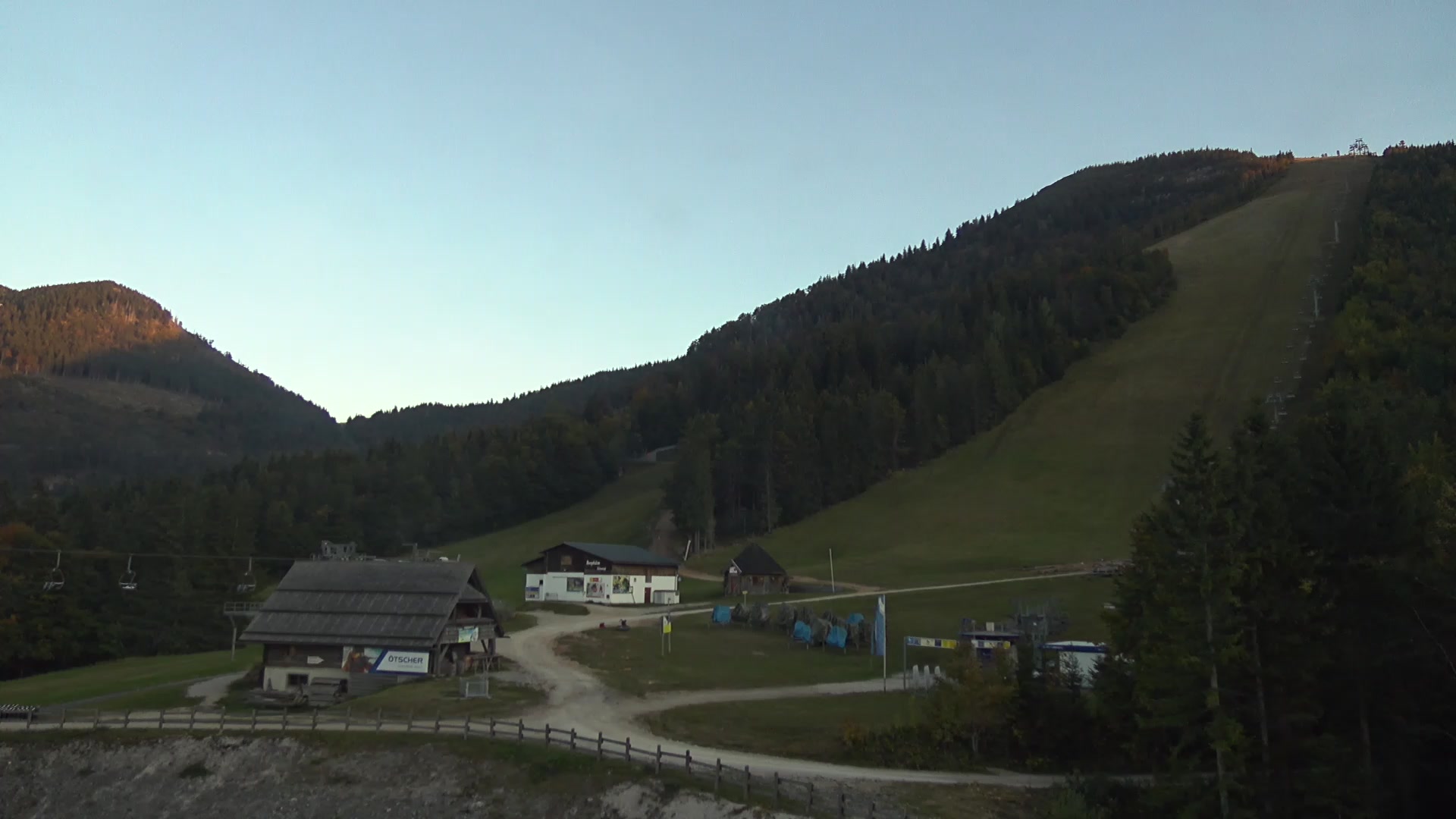Lackenhof am Ötscher (Ötscherlifte) Eibenkogl Upper Station snow cam captured at 3 October 2026 at 6:33 pm GMT+2