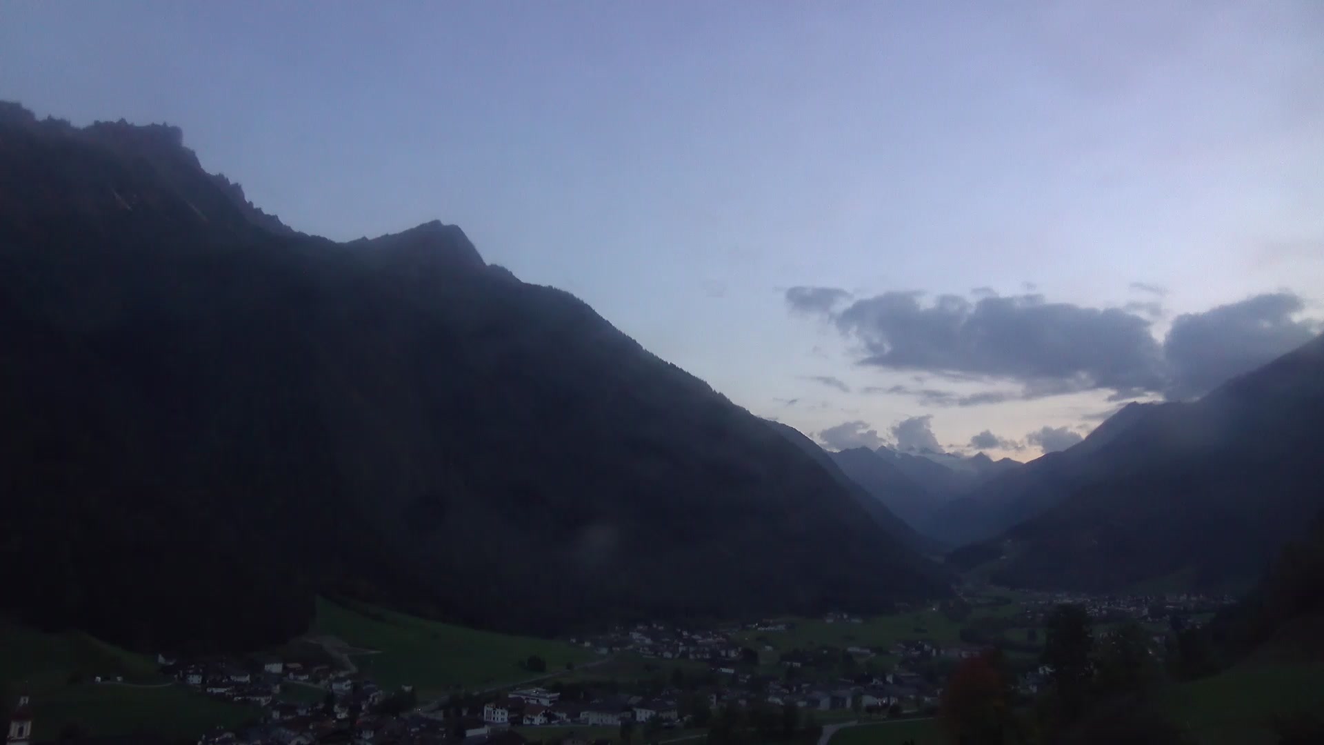 Neustift im Stubaital (Stubai) Neustift snow cam captured at 3 October 2026 at 6:54 pm GMT+2