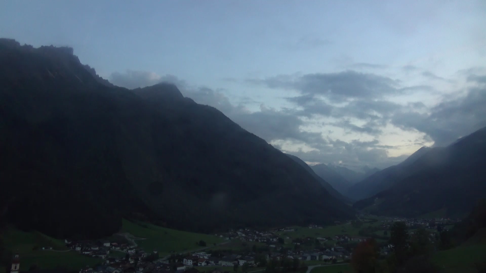 Neustift im Stubaital (Stubai) Neustift snow cam captured at 4 October 2026 at 7:05 pm GMT+2