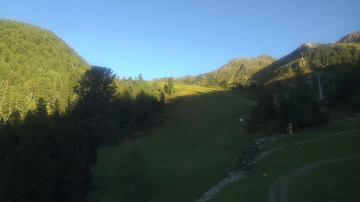 Oetz (Hochoetz) Wetterkreuzbahn Base Station snow cam captured at 15 September 2026 at 6:42 pm GMT+2