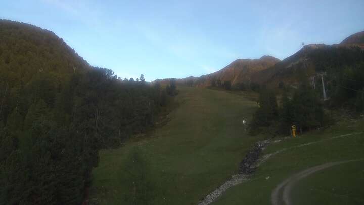 Oetz (Hochoetz) Wetterkreuzbahn Base Station snow cam captured at 23 September 2026 at 7:11 pm GMT+2