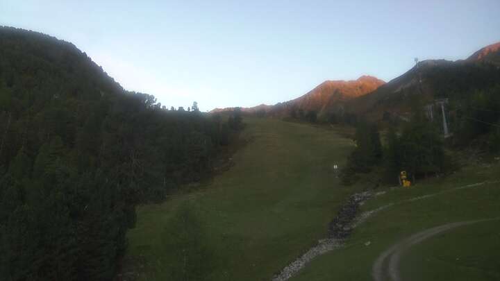 Oetz (Hochoetz) Wetterkreuzbahn Base Station snow cam captured at 25 September 2026 at 7:13 pm GMT+2