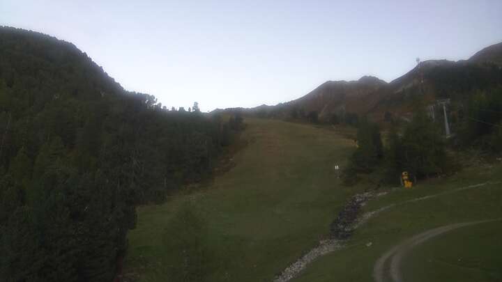 Oetz (Hochoetz) Wetterkreuzbahn Base Station snow cam captured at 27 September 2026 at 7:08 pm GMT+2