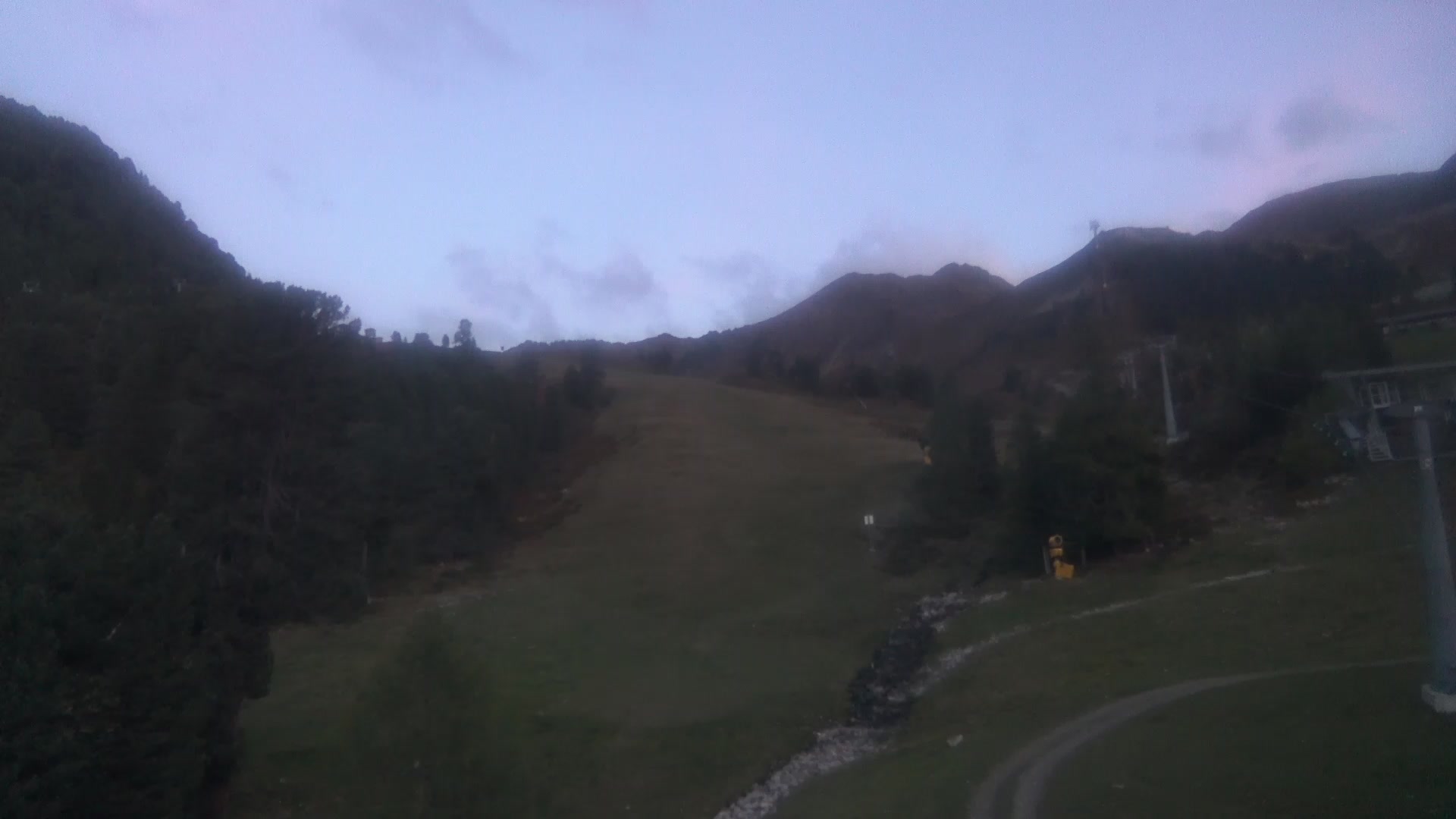 Oetz (Hochoetz) Wetterkreuzbahn Base Station snow cam captured at 3 October 2026 at 7:06 pm GMT+2