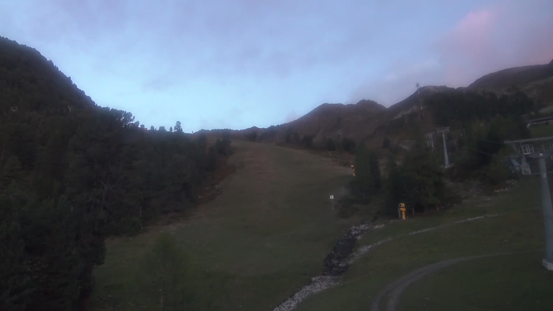 Oetz (Hochoetz) Wetterkreuzbahn Base Station snow cam captured at 5 October 2026 at 6:52 pm GMT+2