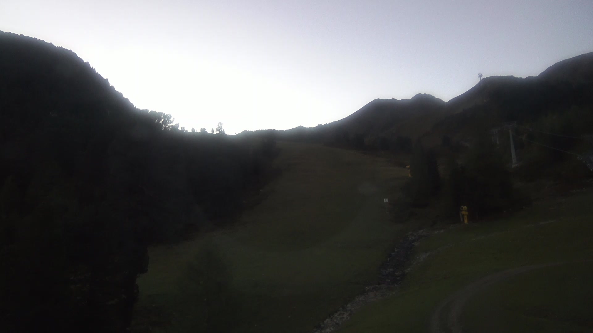 Oetz (Hochoetz) Wetterkreuzbahn Base Station snow cam captured at 6 October 2026 at 7:19 am GMT+2