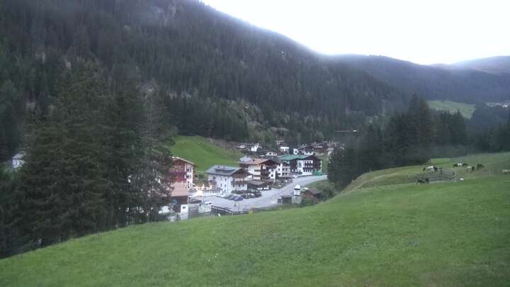 Oetz (Hochoetz) Balbach Wiesenlift snow cam captured at 18 September 2026 at 7:44 pm GMT+2