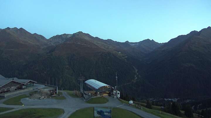St. Anton am Arlberg (Arlberg) Gampen snow cam captured at 28 September 2026 at 7:23 pm GMT+2