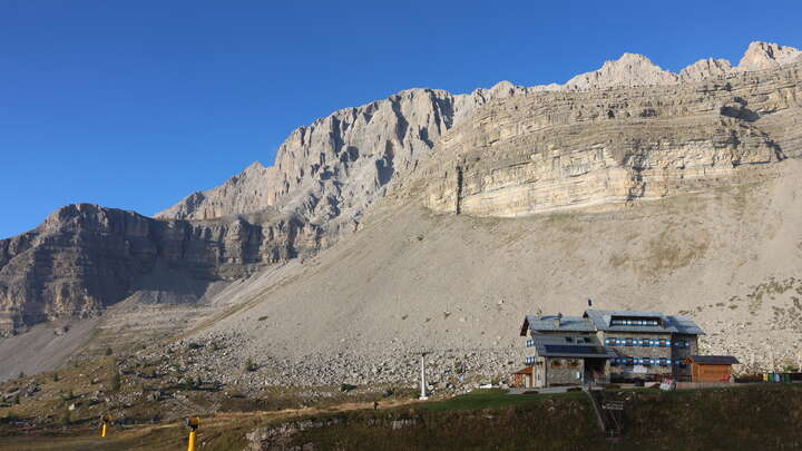 Madonna di Campiglio Grostè Sessellift - Base Station snow cam captured at 15 September 2026 at 6:40 pm GMT+2