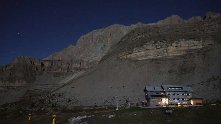 Madonna di Campiglio Grostè Sessellift - Base Station snow cam captured at 21 September 2026 at 11:48 pm GMT+2