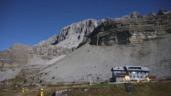 Madonna di Campiglio Grostè Sessellift - Base Station snow cam captured at 25 September 2026 at 11:37 pm GMT+2
