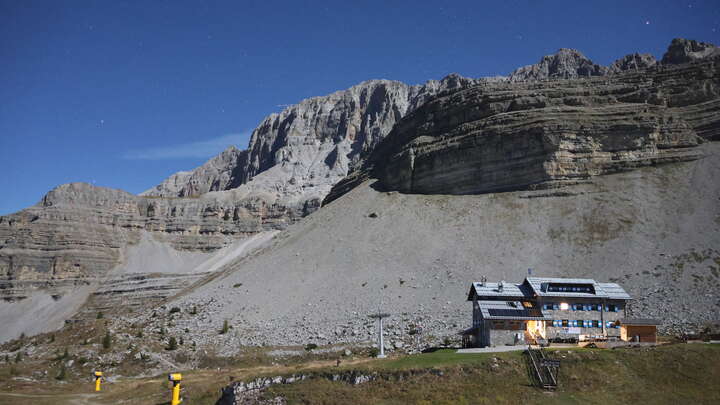 Madonna di Campiglio Grostè Sessellift - Base Station snow cam captured at 26 September 2026 at 11:53 pm GMT+2