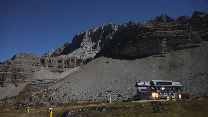 Madonna di Campiglio Grostè Sessellift - Base Station snow cam captured at 27 September 2026 at 11:54 pm GMT+2