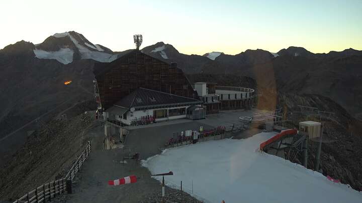 Schnals Schnalstaler Gletscherbahn snow cam captured at 25 September 2026 at 7:14 pm GMT+2