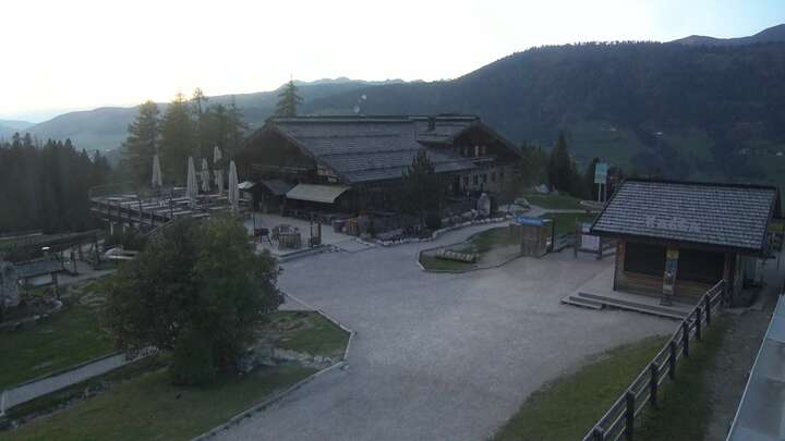 Innichen (3Zinnen Dolomites) Upper Station Haunold snow cam captured at 28 September 2026 at 7:15 pm GMT+2