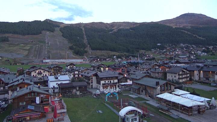 Livigno Scuola Sci Centrale snow cam captured at 17 September 2026 at 10:23 pm GMT+2