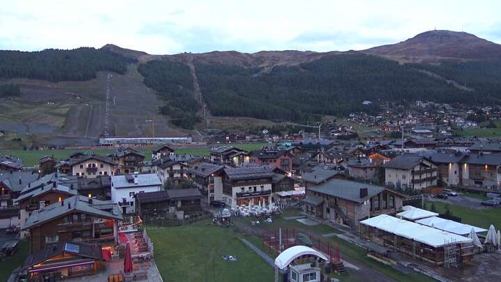 Livigno Scuola Sci Centrale snow cam captured at 18 September 2026 at 7:42 pm GMT+2