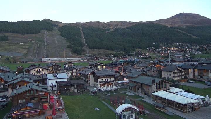 Livigno Scuola Sci Centrale snow cam captured at 19 September 2026 at 7:35 pm GMT+2