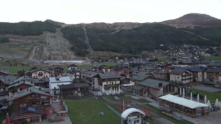 Livigno Scuola Sci Centrale snow cam captured at 22 September 2026 at 7:21 pm GMT+2