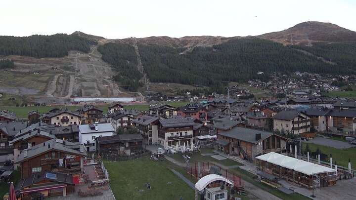 Livigno Scuola Sci Centrale snow cam captured at 25 September 2026 at 7:21 pm GMT+2