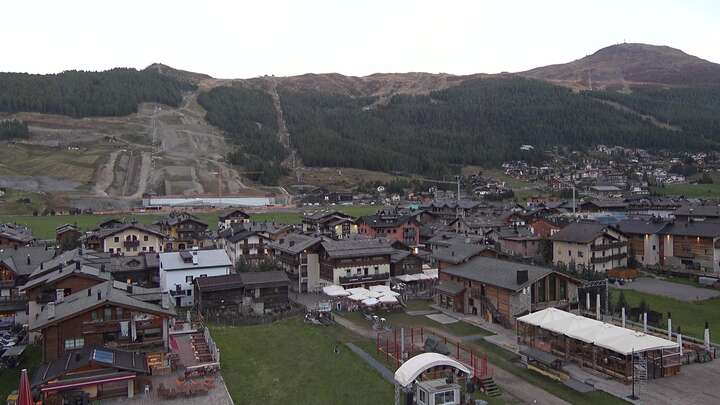 Livigno Scuola Sci Centrale snow cam captured at 26 September 2026 at 7:20 pm GMT+2