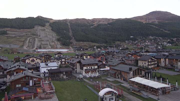 Livigno Scuola Sci Centrale snow cam captured at 27 September 2026 at 7:23 pm GMT+2