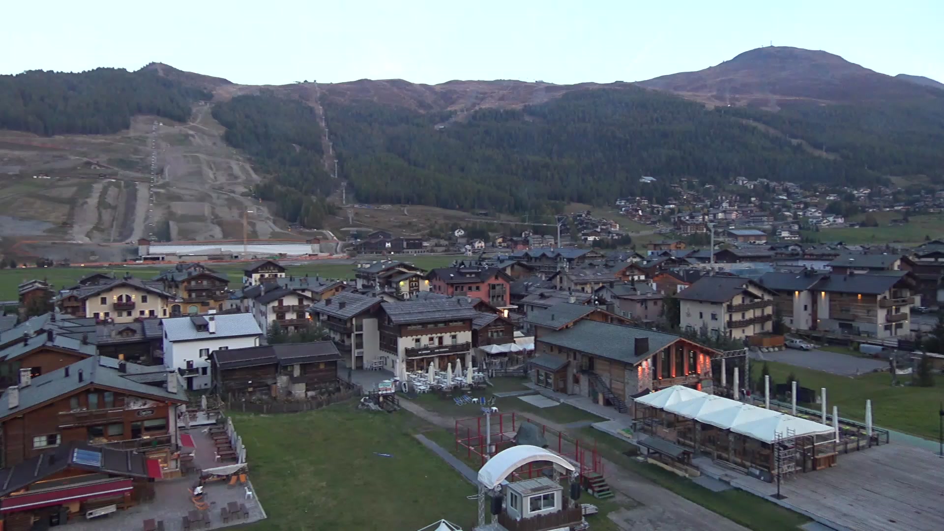 Livigno Scuola Sci Centrale snow cam captured at 3 October 2026 at 7:06 pm GMT+2