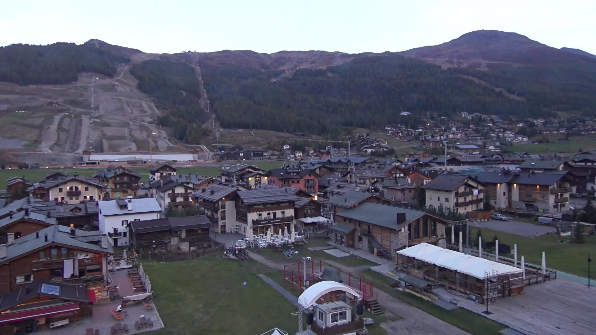 Livigno Scuola Sci Centrale snow cam captured at 4 October 2026 at 6:55 pm GMT+2