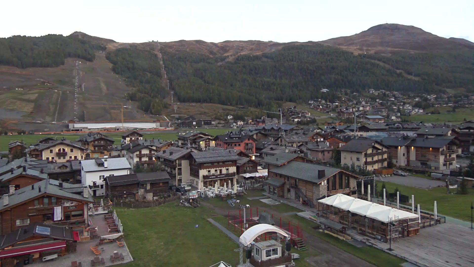 Livigno Scuola Sci Centrale snow cam captured at 5 October 2026 at 7:07 pm GMT+2